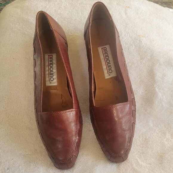 Bandolino Shoes - BANDOLINO women brown leather uppers flats 5.5 M Made Brazil Like new